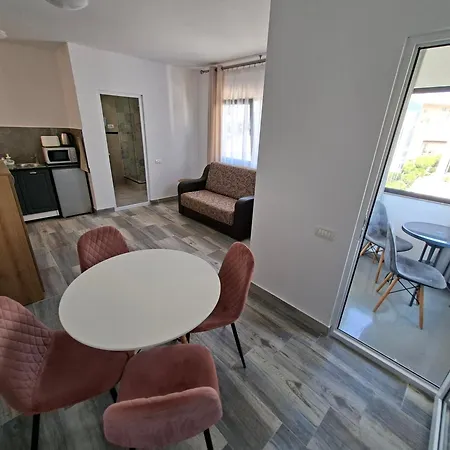 7 On The Apart Otel